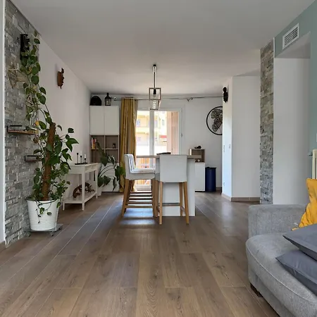 Beautiful 2-bedroom With Air Conditioning - Tram - Balconies - Quiet شقة *