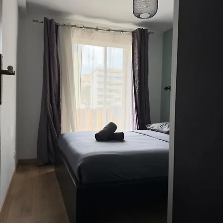 Διαμέρισμα Beautiful 2-bedroom With Air Conditioning - Tram - Balconies - Quiet *